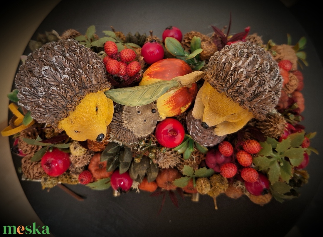 Almát szüretelő süncsalád - otthon & életmód - dekoráció - asztal és polc dekoráció - asztaldísz - Meska.hu