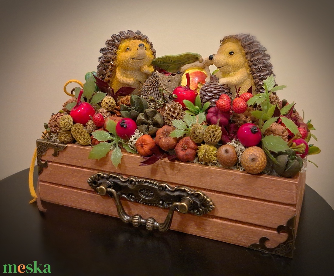 Almát szüretelő süncsalád - otthon & életmód - dekoráció - asztal és polc dekoráció - asztaldísz - Meska.hu