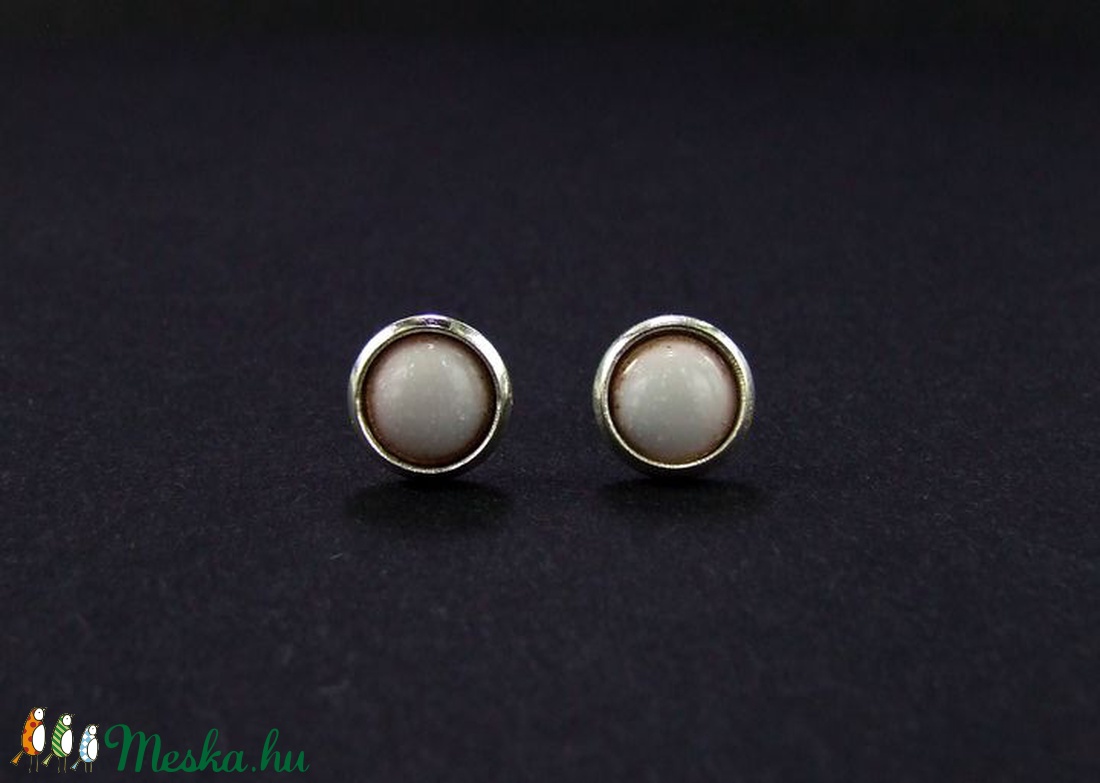 Kicsi fehér tűzzománc bedugós fülbevaló - ékszer - fülbevaló - pötty fülbevaló - Meska.hu