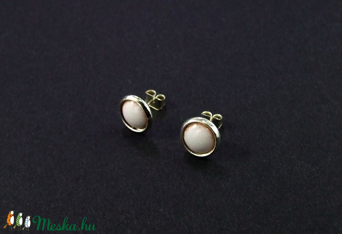 Kicsi fehér tűzzománc bedugós fülbevaló - ékszer - fülbevaló - pötty fülbevaló - Meska.hu