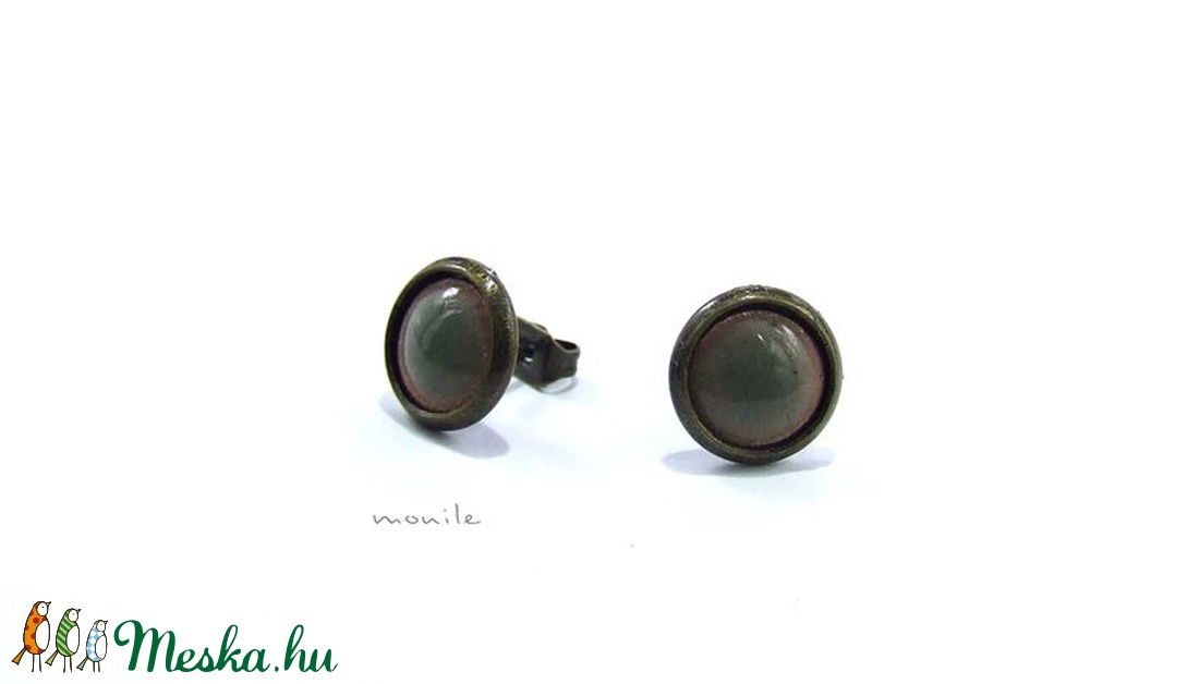 Kicsi pisztáciazöld tűzzománc bedugós fülbevaló - ékszer - fülbevaló - pötty fülbevaló - Meska.hu