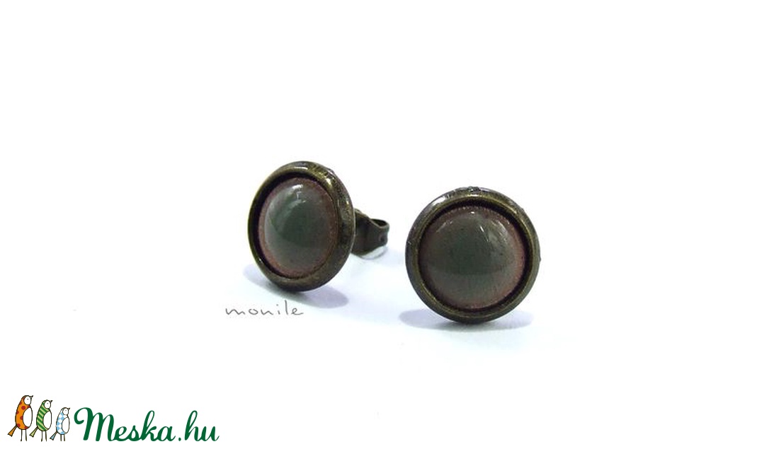 Kicsi pisztáciazöld tűzzománc bedugós fülbevaló - ékszer - fülbevaló - pötty fülbevaló - Meska.hu