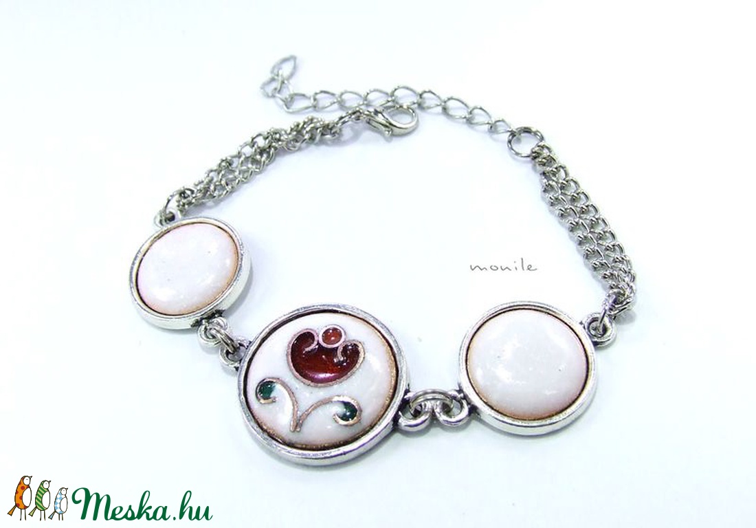 Virágos fehér-piros tűzzománc karkötő - ékszer - karkötő - karkötő medállal - Meska.hu