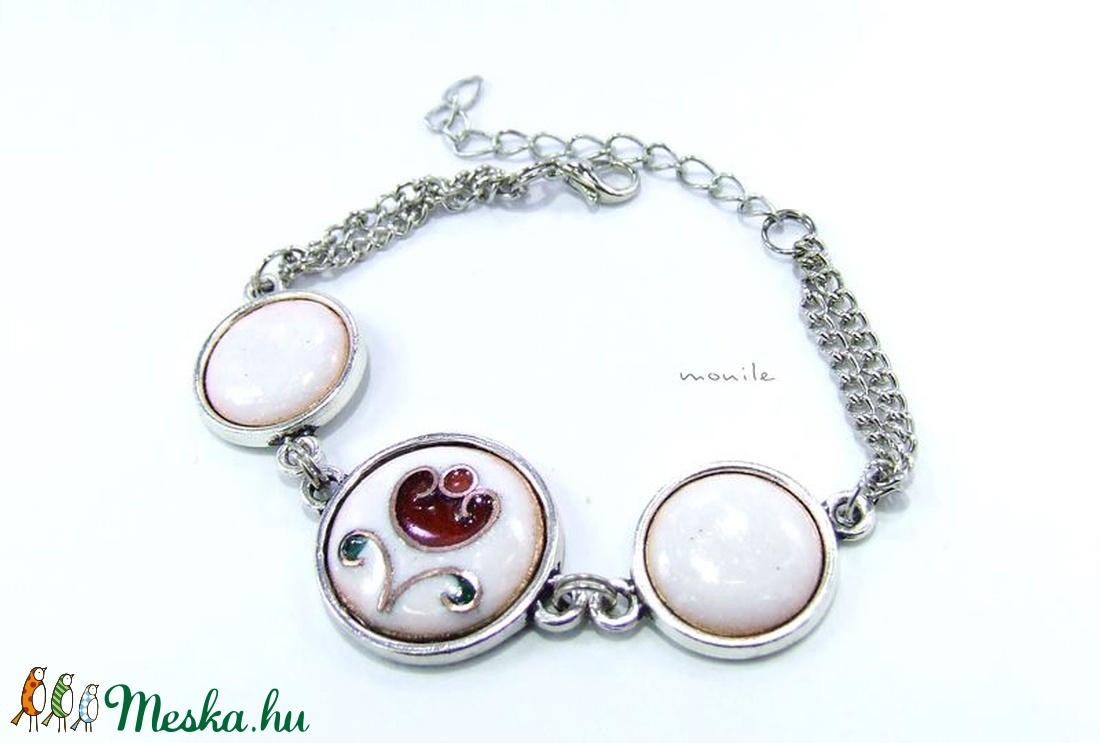 Virágos fehér-piros tűzzománc karkötő - ékszer - karkötő - karkötő medállal - Meska.hu