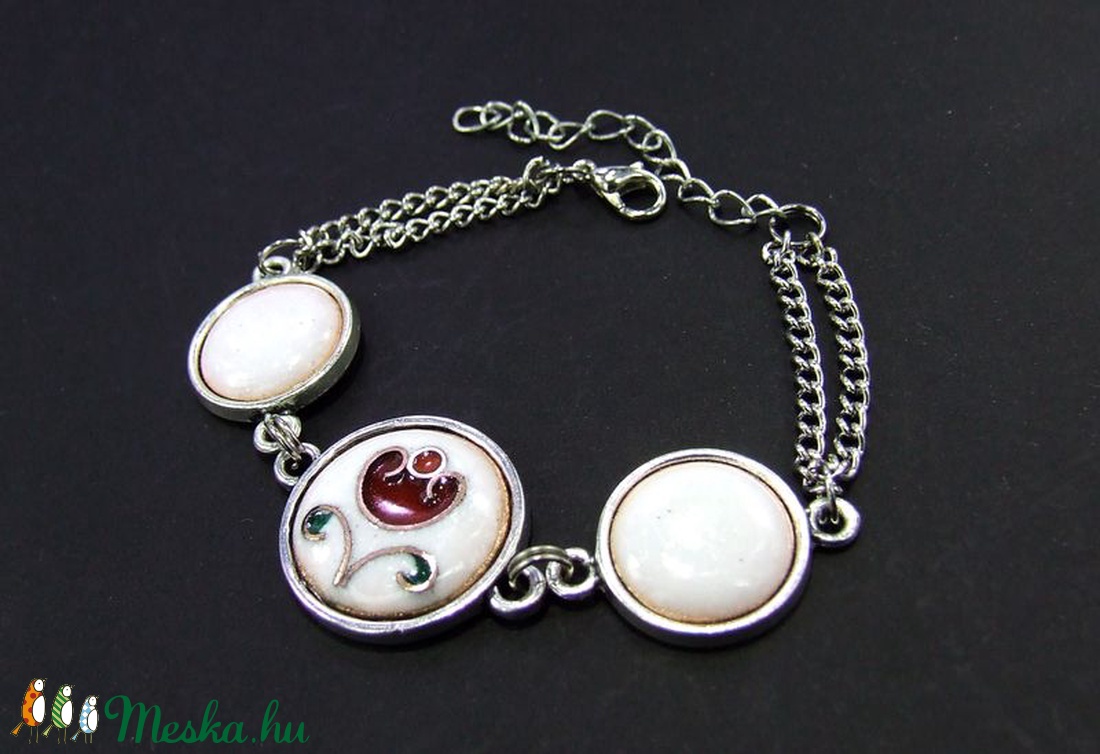Virágos fehér-piros tűzzománc karkötő - ékszer - karkötő - karkötő medállal - Meska.hu