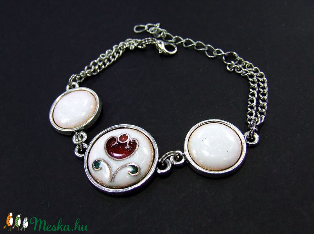 Virágos fehér-piros tűzzománc karkötő - ékszer - karkötő - karkötő medállal - Meska.hu