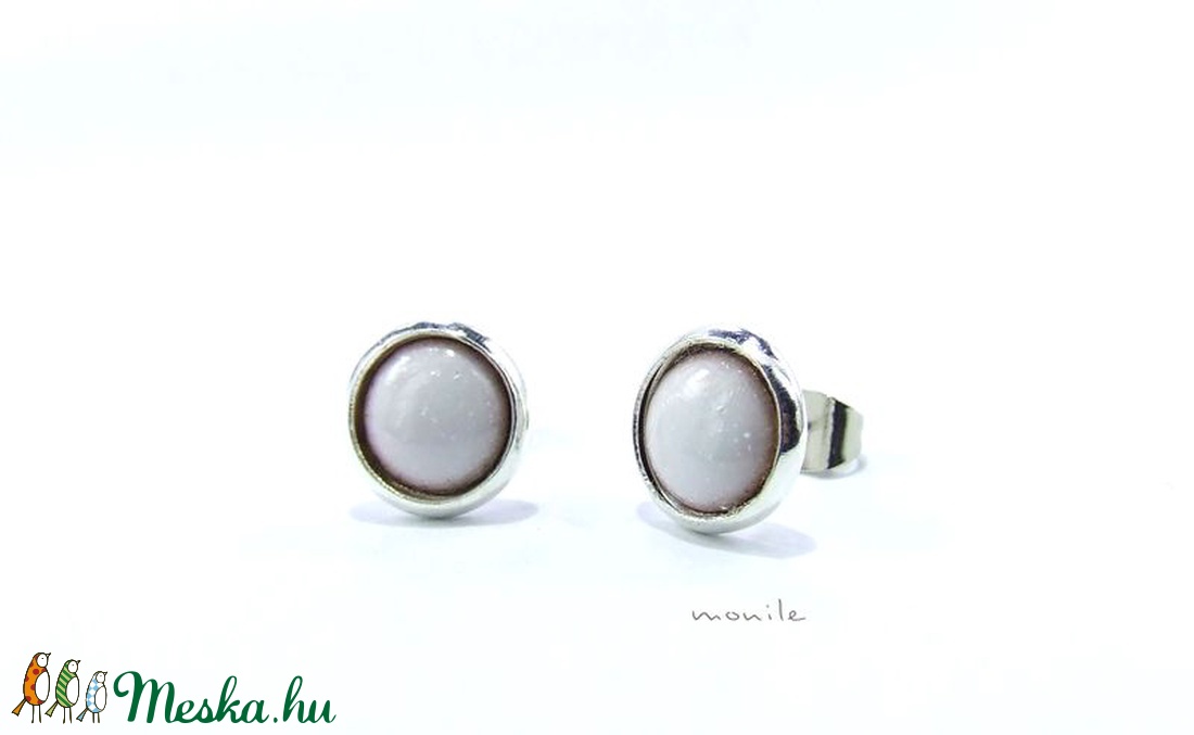 Kicsi fehér tűzzománc bedugós fülbevaló - ékszer - fülbevaló - pötty fülbevaló - Meska.hu