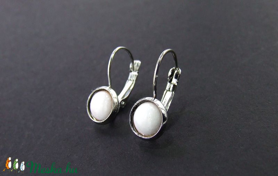 Kicsi hófehér tűzzománc fülbevaló - ékszer - fülbevaló - lógós kerek fülbevaló - Meska.hu