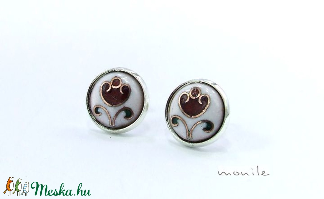 Virágos fehér-piros tűzzománc bedugós fülbevaló - ékszer - fülbevaló - Meska.hu