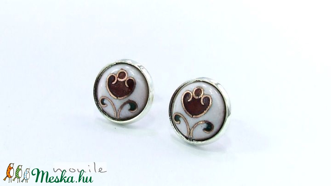 Virágos fehér-piros tűzzománc bedugós fülbevaló - ékszer - fülbevaló - Meska.hu