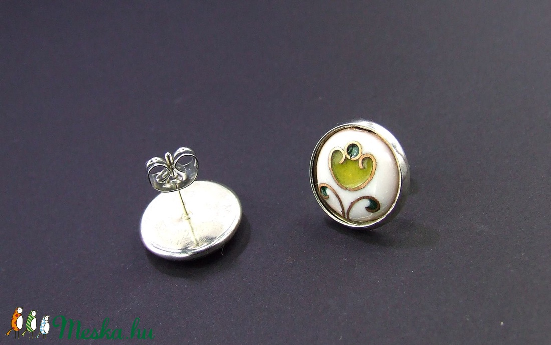 Virágos fehér-zöld tűzzománc bedugós fülbevaló - ékszer - fülbevaló - pötty fülbevaló - Meska.hu