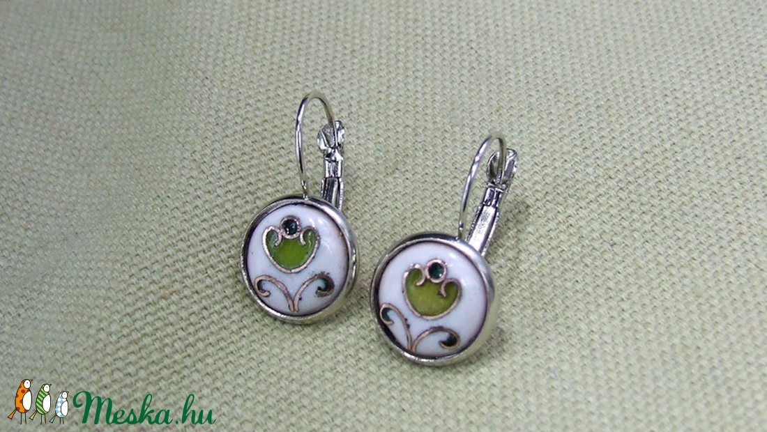 Virágos fehér-zöld tűzzománc fülbevaló (kicsi) - ékszer - fülbevaló - lógó fülbevaló - Meska.hu
