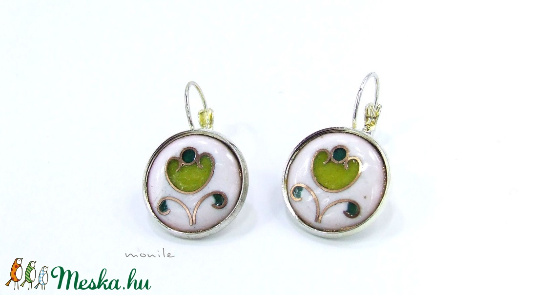 Virágos fehér-zöld tűzzománc fülbevaló - ékszer - fülbevaló - lógó fülbevaló - Meska.hu