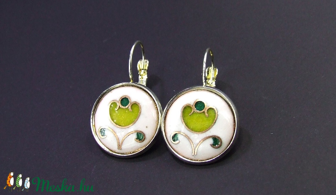 Virágos fehér-zöld tűzzománc fülbevaló - ékszer - fülbevaló - lógó fülbevaló - Meska.hu