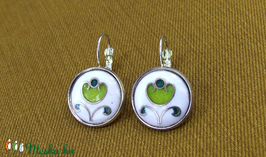 Virágos fehér-zöld tűzzománc fülbevaló - ékszer - fülbevaló - lógó fülbevaló - Meska.hu