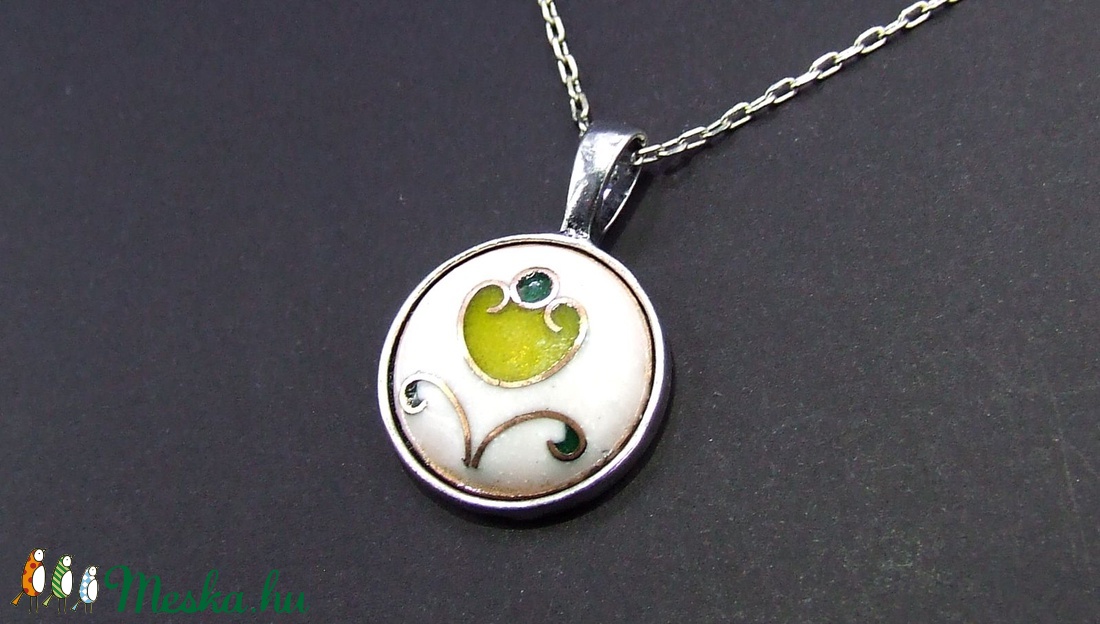 Virágos fehér-zöld tűzzománc nyaklánc - ékszer - nyaklánc - medálos nyaklánc - Meska.hu