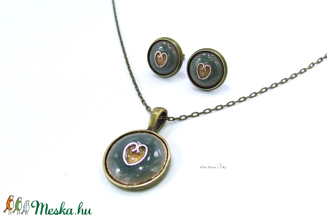 Bedugós tűzzománc fülbevaló - szíves pisztáciazöld - ékszer - fülbevaló - pötty fülbevaló - Meska.hu