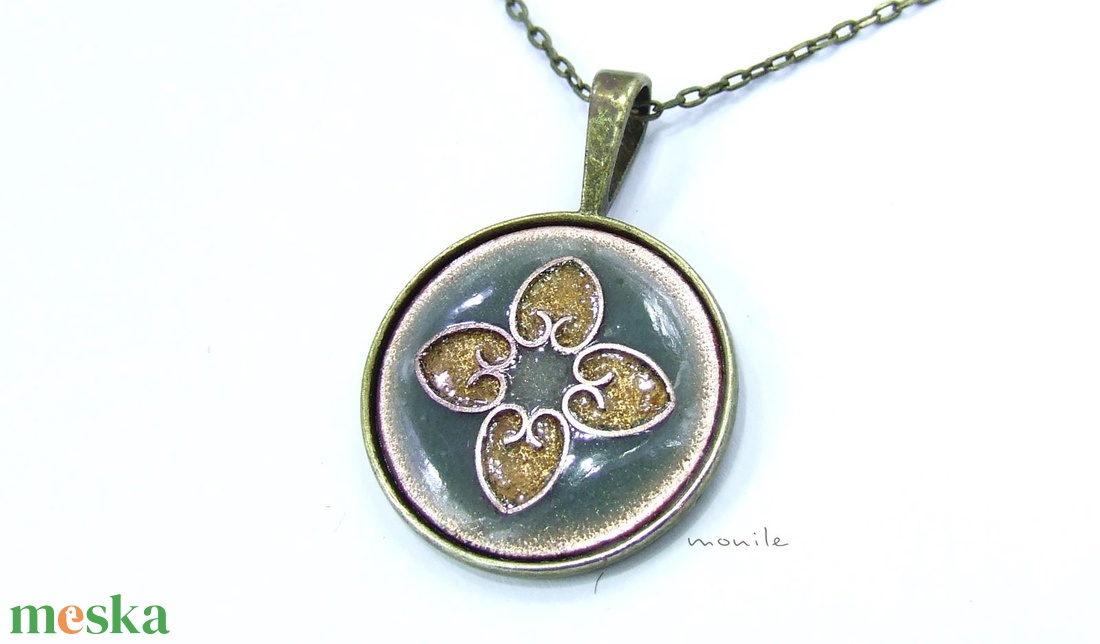 Pisztáciazöld tűzzománc nyaklánc - ékszer - nyaklánc - medálos nyaklánc - Meska.hu