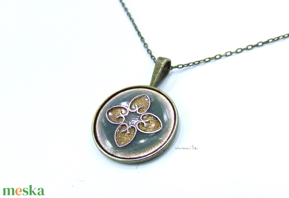 Pisztáciazöld tűzzománc nyaklánc - ékszer - nyaklánc - medálos nyaklánc - Meska.hu