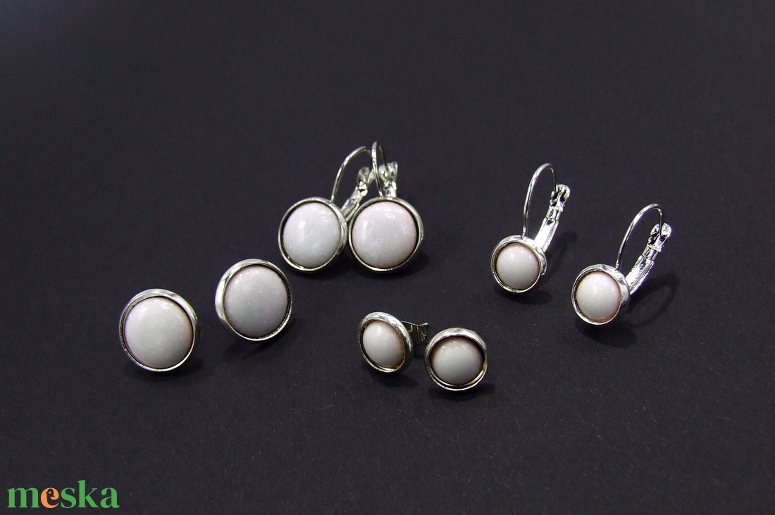 Fehér tűzzománc bedugós fülbevaló - ékszer - fülbevaló - pötty fülbevaló - Meska.hu