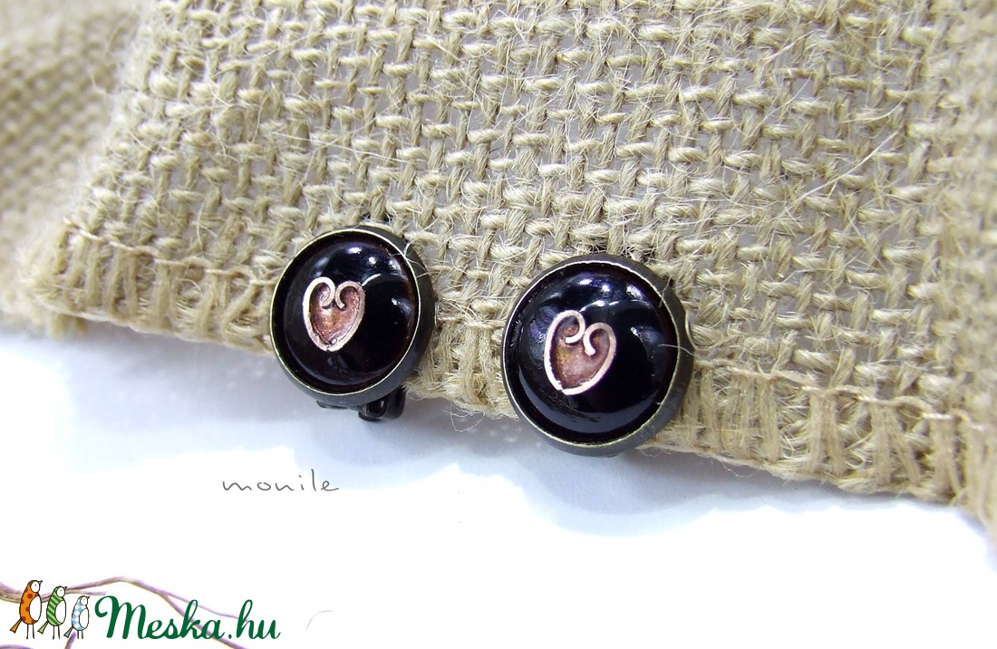 Klipsz tűzzománc fülbevaló - szíves fekete-rózsaszín - ékszer - fülbevaló - klipsz - Meska.hu