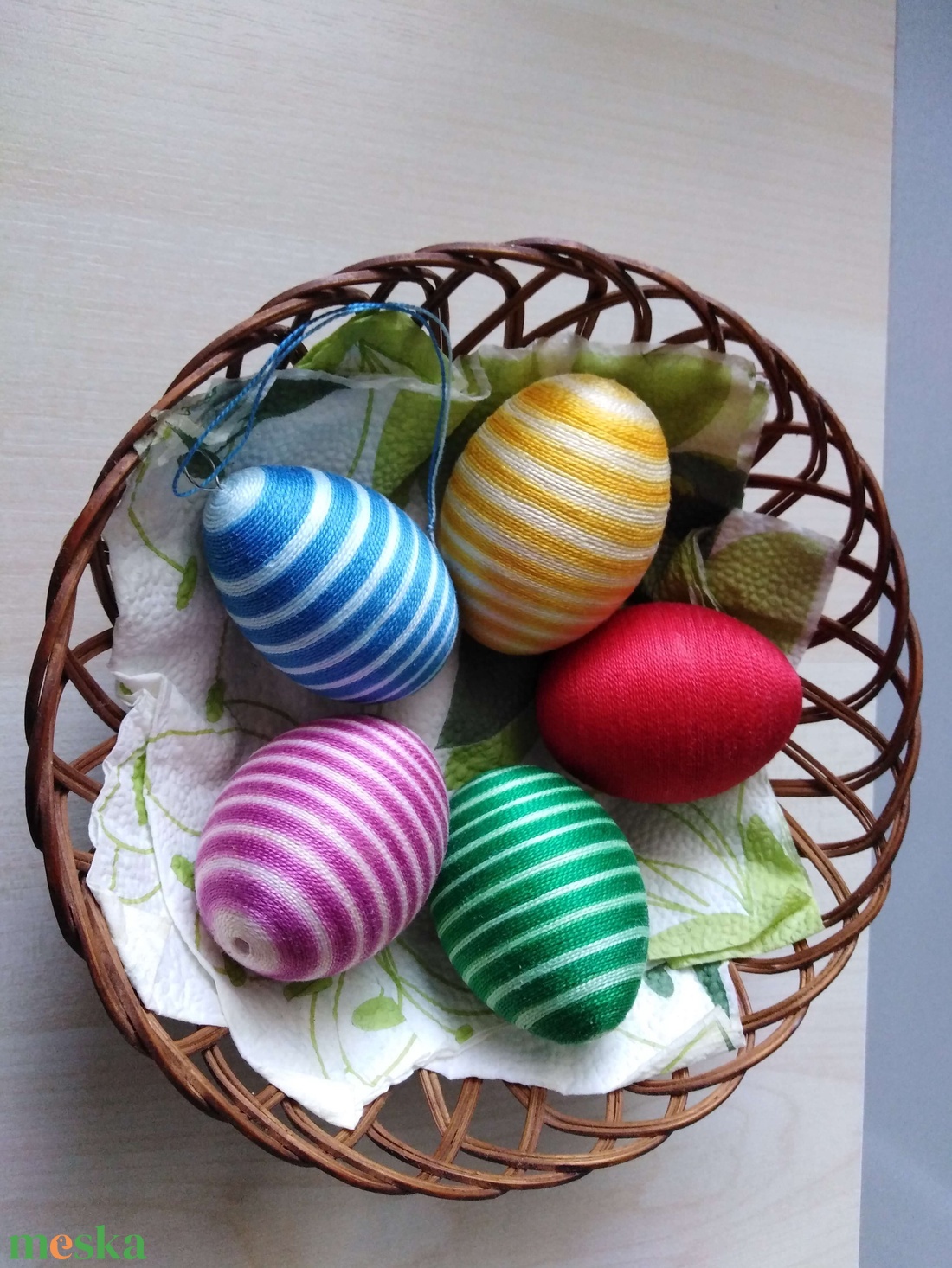 Hímzőfonallal díszített tojások - otthon & életmód - dekoráció - asztal és polc dekoráció - asztaldísz - Meska.hu