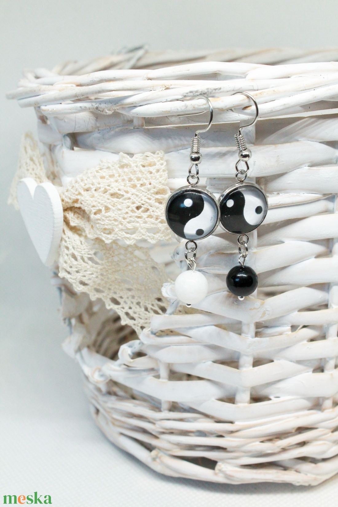 Yinyang üveglencsés fülbevaló - ékszer - fülbevaló - lógó fülbevaló - Meska.hu