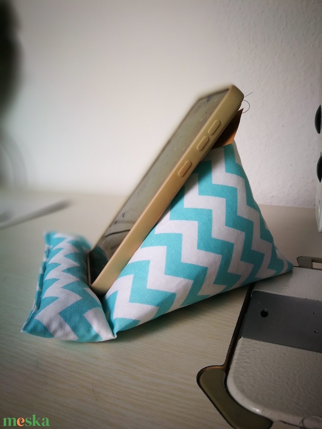 Mini babzsák - telefon/tablet tartó és könyvtámasz, választható színek - otthon & életmód - tárolás & rendszerezés - íróasztali tároló - Meska.hu