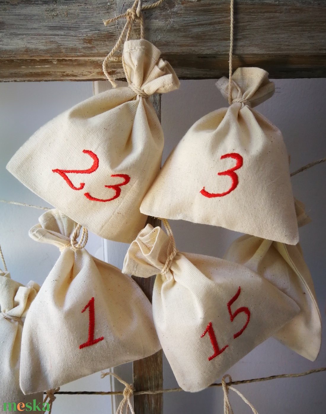 Adventi kalendárium szett, géppel hímzett piros számokkal - 24 darabos szett - karácsony - adventi díszek - adventi naptár - Meska.hu Adventi kalendárium szett, géppel hímzett piros számokkal - 24 darabos szett - karácsony - adventi díszek - adventi naptár - Meska.hu