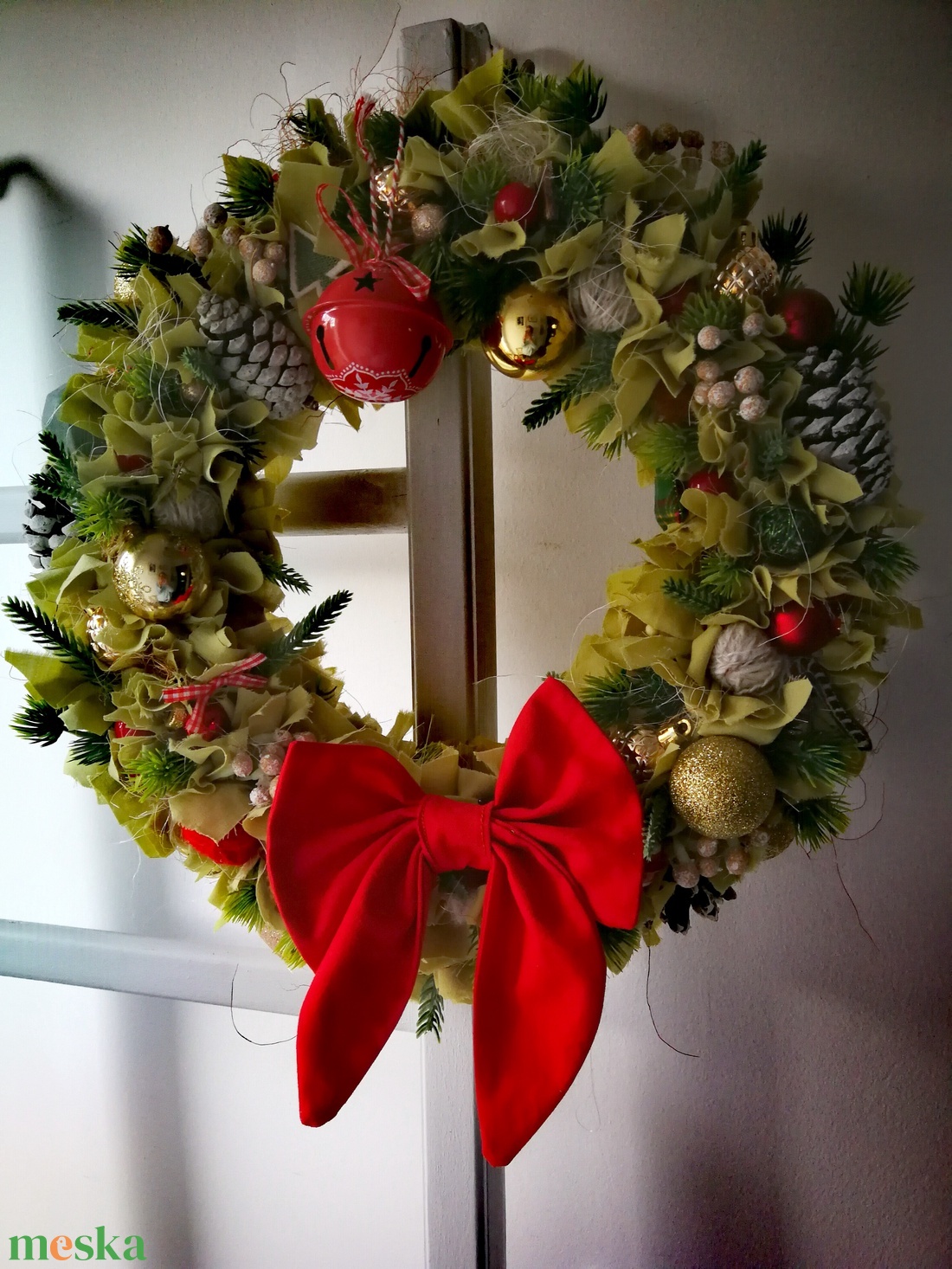 Kézműves ünnepi koszorú - klasszikus hangulatban, 38 cm - karácsony - karácsonyi lakásdekoráció - karácsonyi ajtódíszek - Meska.hu