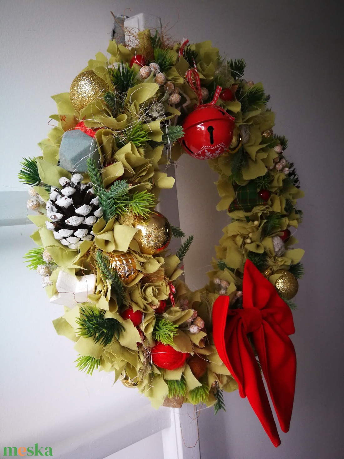Kézműves ünnepi koszorú - klasszikus hangulatban, 38 cm - karácsony - karácsonyi lakásdekoráció - karácsonyi ajtódíszek - Meska.hu