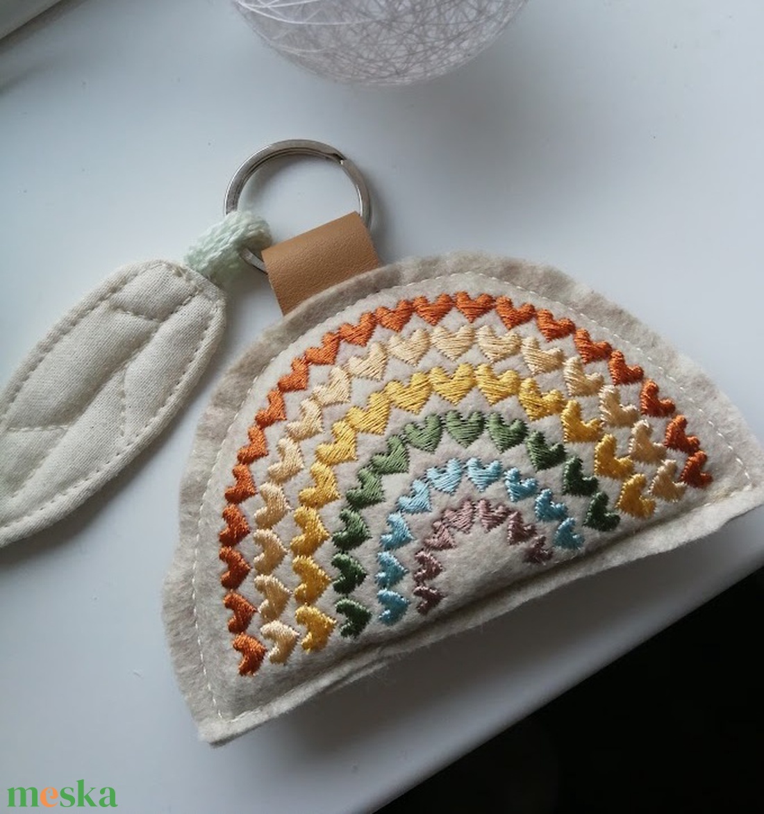 Hímzett szíves szivárvány � kézműves textil dekoráció - baba - mama - babaszoba dekoráció - babaszoba füzér, girland  - Meska.hu