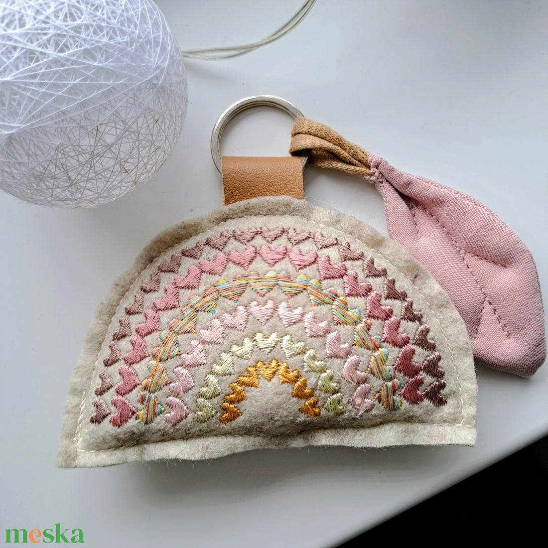 Hímzett szíves szivárvány � kézműves textil dekoráció - baba - mama - babaszoba dekoráció - babaszoba füzér, girland  - Meska.hu