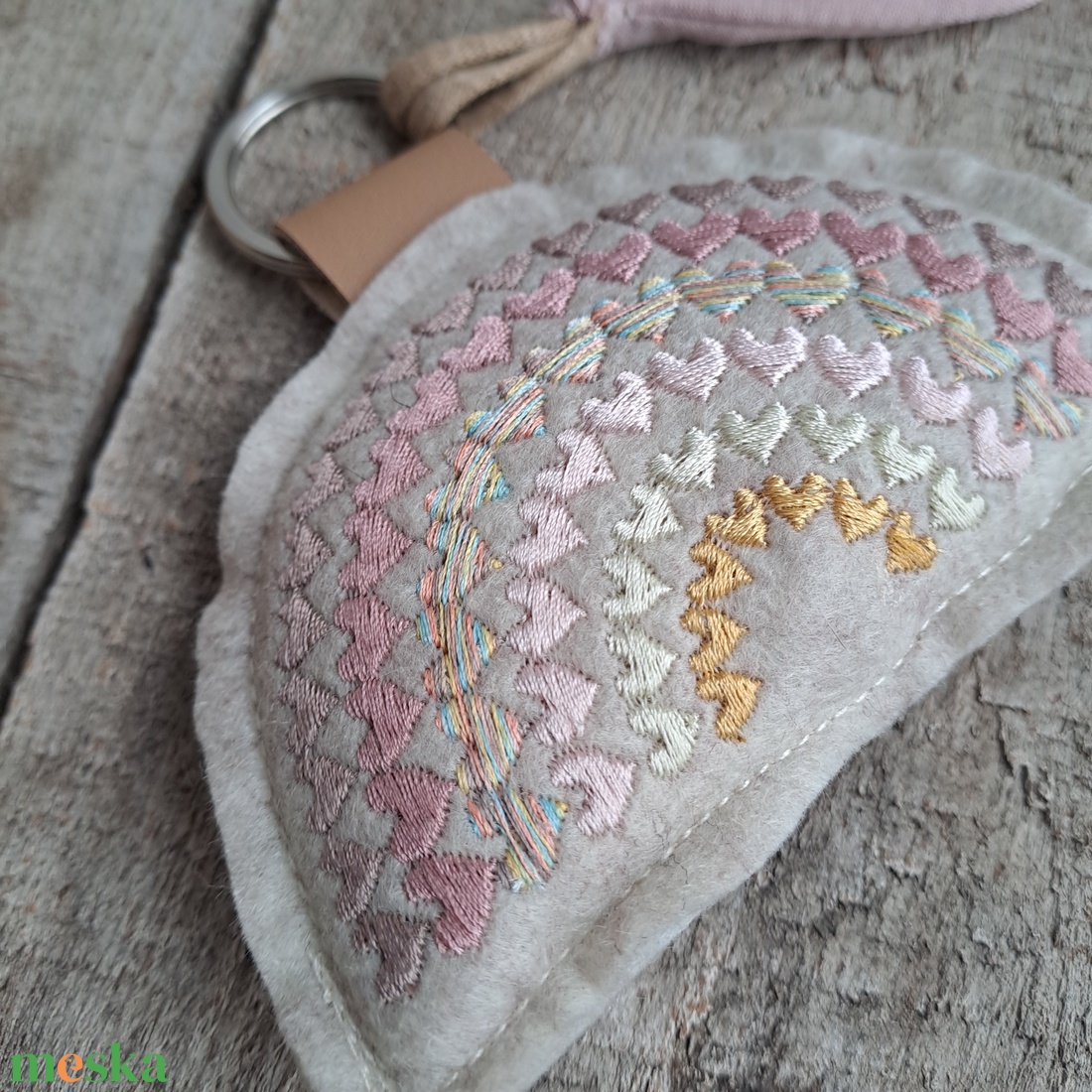 Hímzett szíves szivárvány � kézműves textil dekoráció - baba - mama - babaszoba dekoráció - babaszoba füzér, girland  - Meska.hu