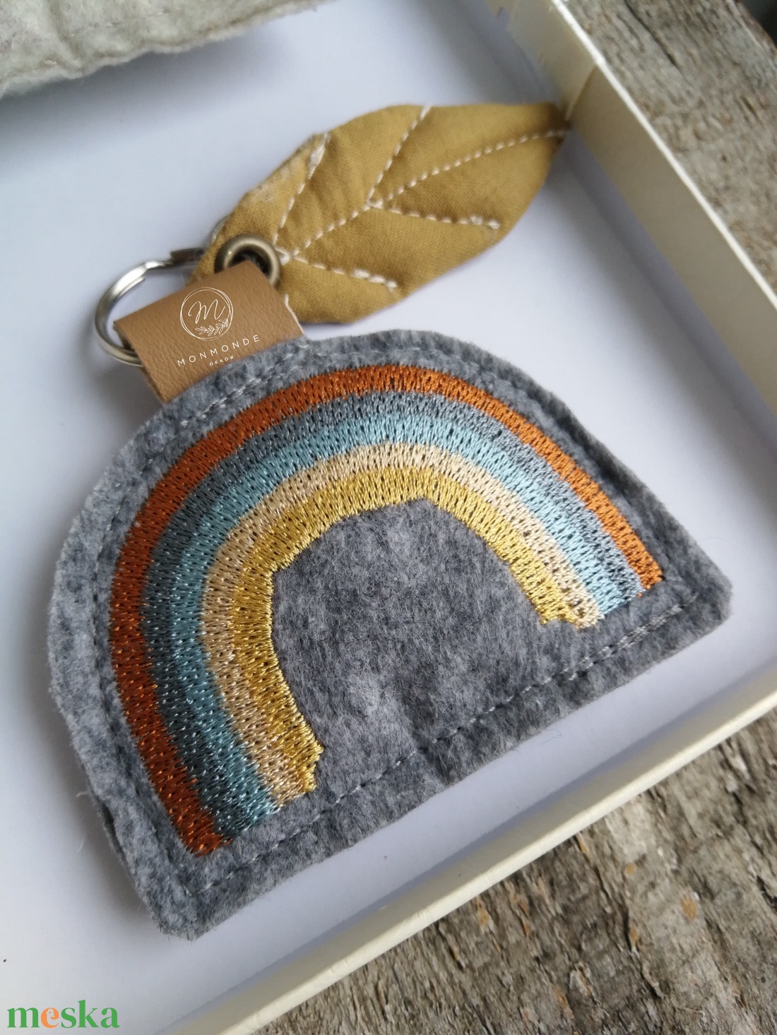 Hímzett szivárvány dekorációs kiegészítő, kulcstartó  - táska & tok - kulcstartó & táskadísz - táskadísz - Meska.hu