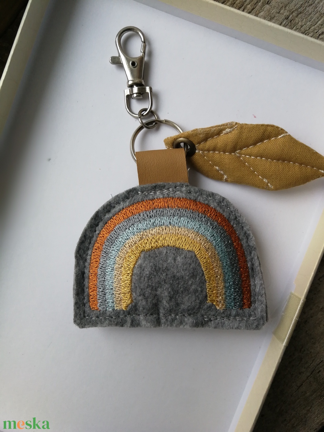 Hímzett szivárvány dekorációs kiegészítő, kulcstartó  - táska & tok - kulcstartó & táskadísz - táskadísz - Meska.hu