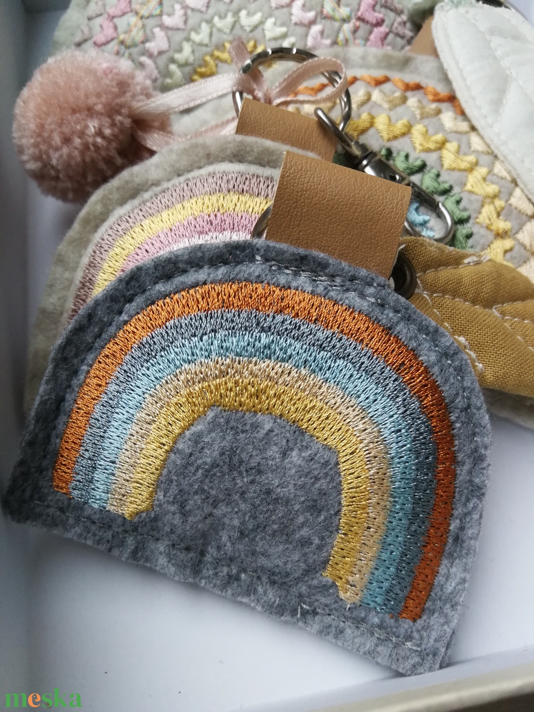 Hímzett szivárvány dekorációs kiegészítő, kulcstartó  - táska & tok - kulcstartó & táskadísz - táskadísz - Meska.hu