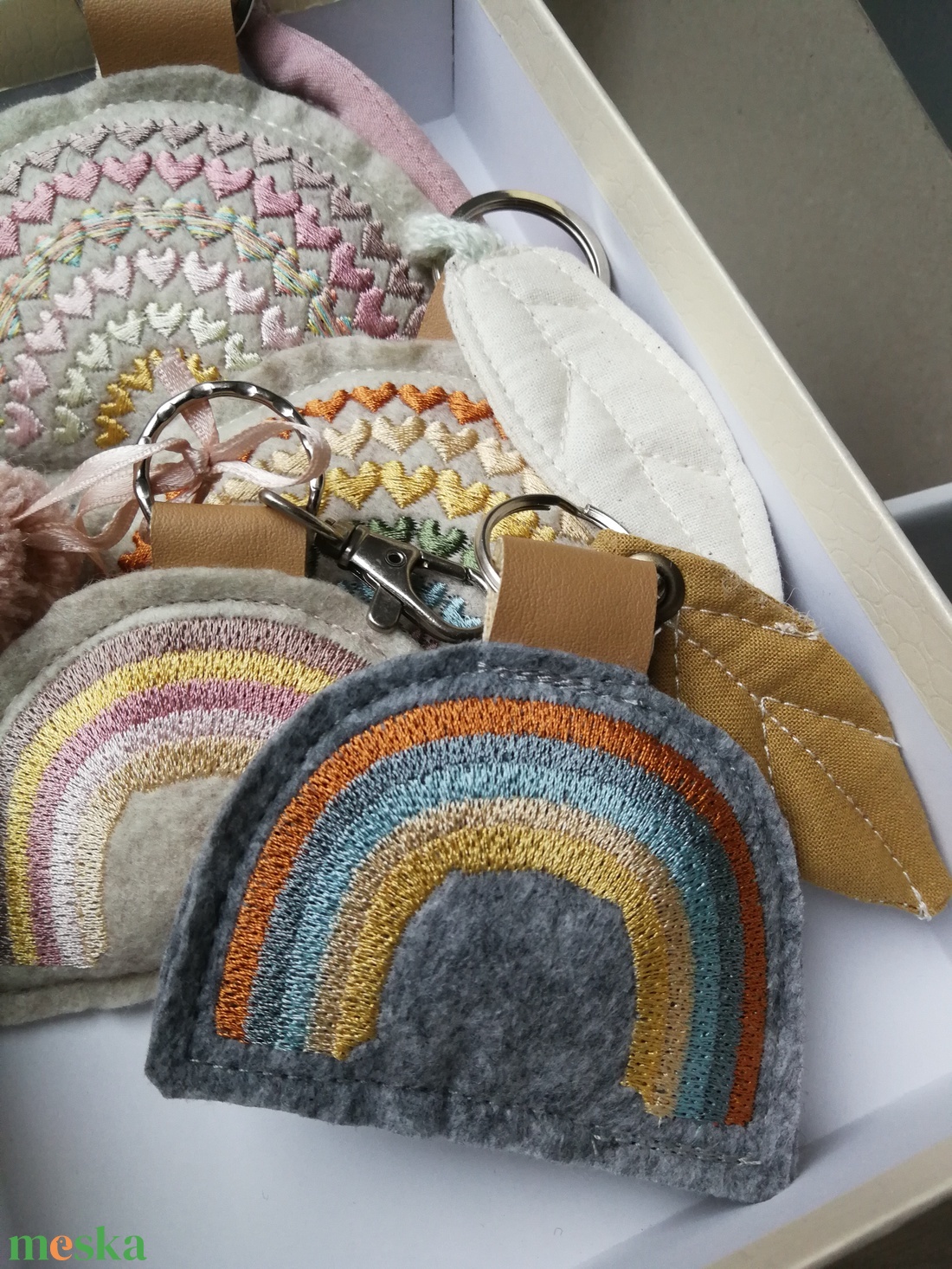 Hímzett szivárvány dekorációs kiegészítő, kulcstartó  - táska & tok - kulcstartó & táskadísz - táskadísz - Meska.hu