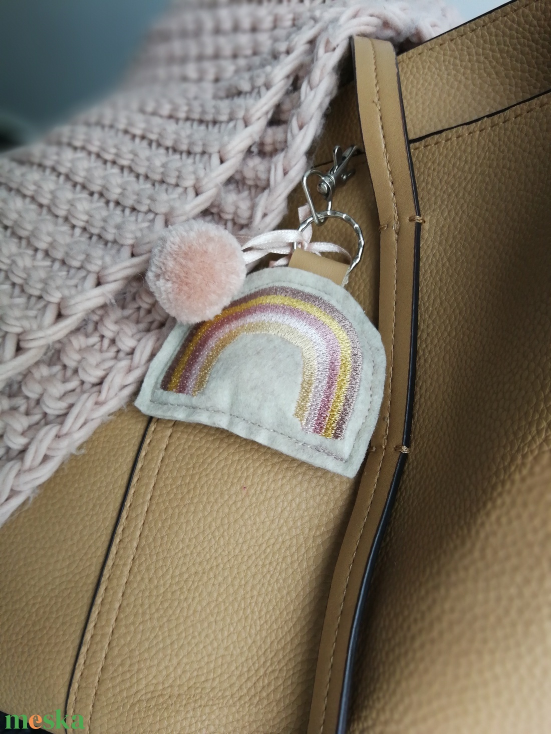 Hímzett szivárvány dekorációs kiegészítő, kulcstartó  - táska & tok - kulcstartó & táskadísz - táskadísz - Meska.hu