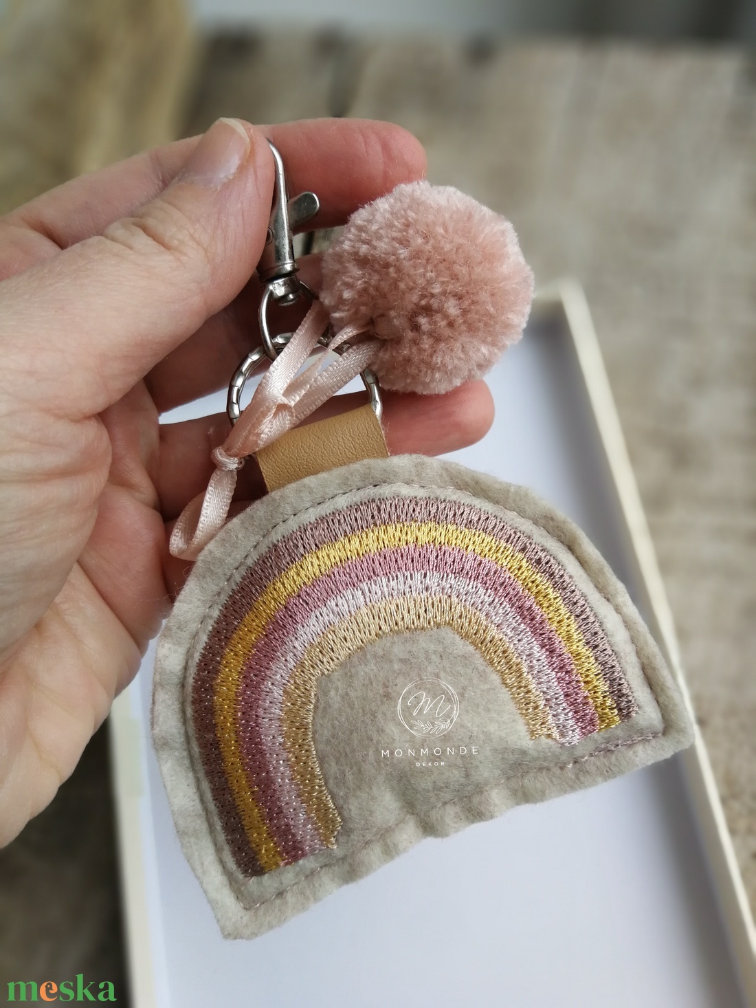 Hímzett szivárvány dekorációs kiegészítő, kulcstartó  - táska & tok - kulcstartó & táskadísz - táskadísz - Meska.hu