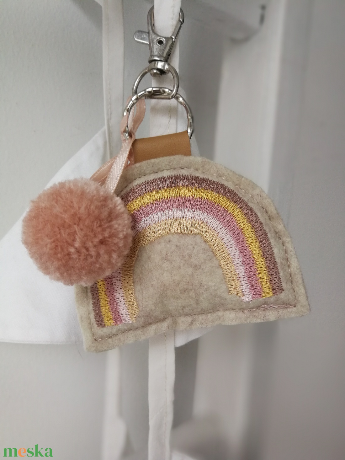 Hímzett szivárvány dekorációs kiegészítő, kulcstartó  - táska & tok - kulcstartó & táskadísz - táskadísz - Meska.hu