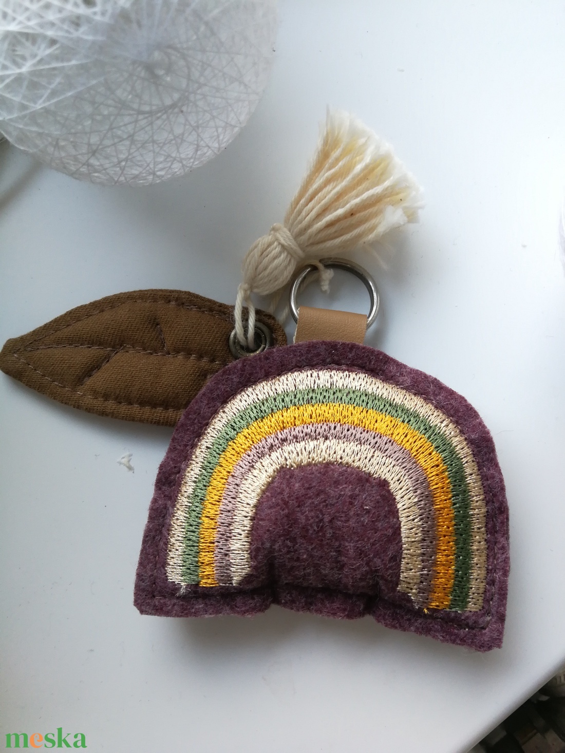 Hímzett szivárvány dekorációs kiegészítő, kulcstartó  - táska & tok - kulcstartó & táskadísz - táskadísz - Meska.hu