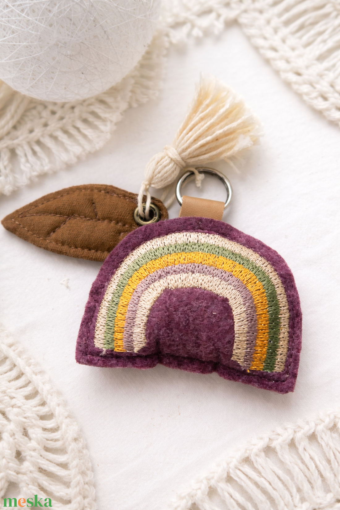 Hímzett szivárvány dekorációs kiegészítő, kulcstartó  - táska & tok - kulcstartó & táskadísz - táskadísz - Meska.hu