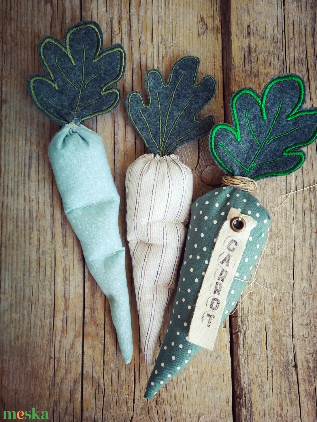 Textil dekorációs szett, Babaszoba kiegészítő, géppel hímzett répa csomag - 3 darabos - ünnepi díszek, dekorációk - húsvéti díszek és dekorációk - húsvéti asztaldíszek - Meska.hu