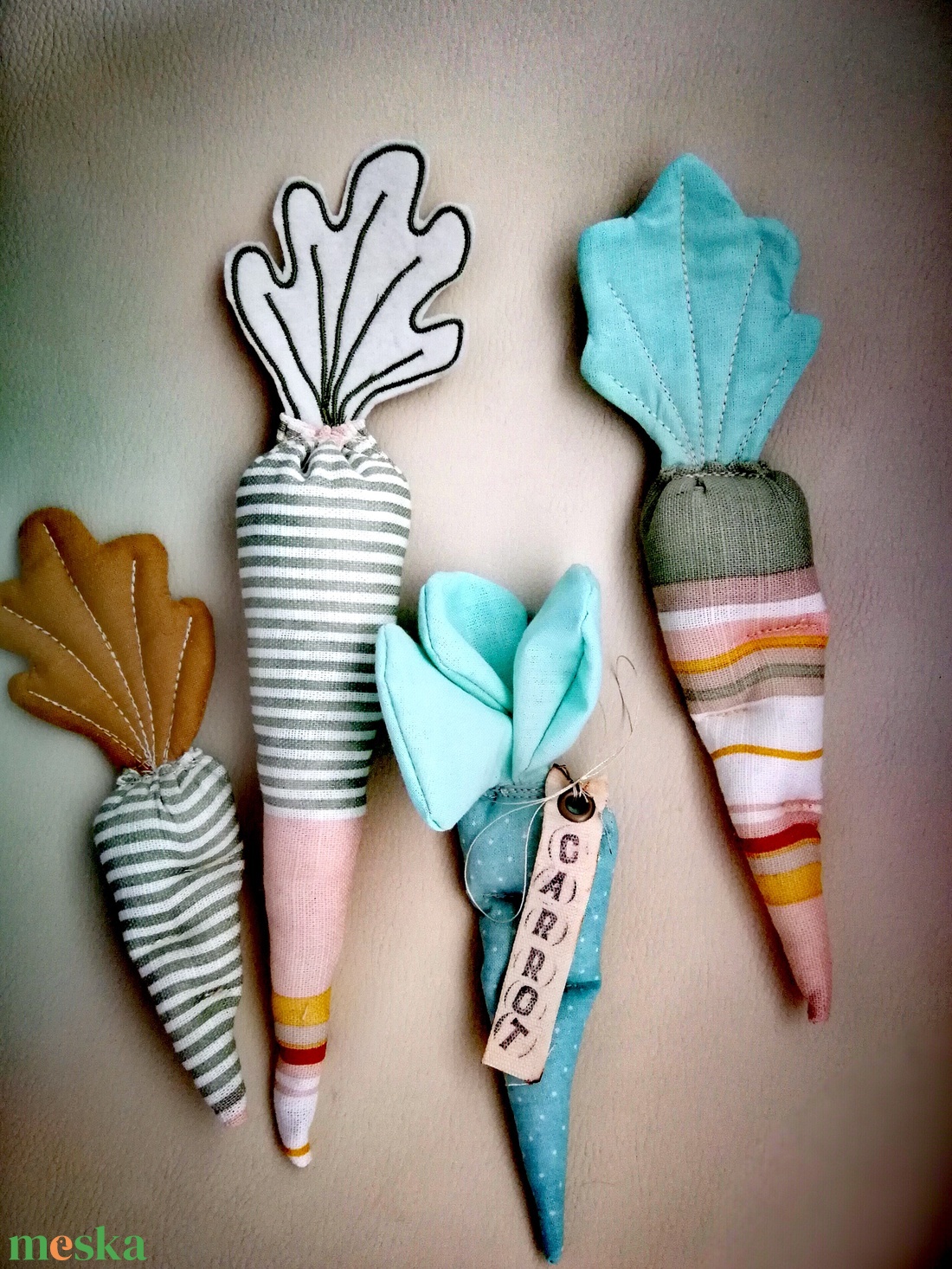 Textil dekorációs szett, Babaszoba kiegészítő, géppel hímzett répa csomag - 4 darabos - ünnepi díszek, dekorációk - húsvéti díszek és dekorációk - húsvéti asztaldíszek - Meska.hu