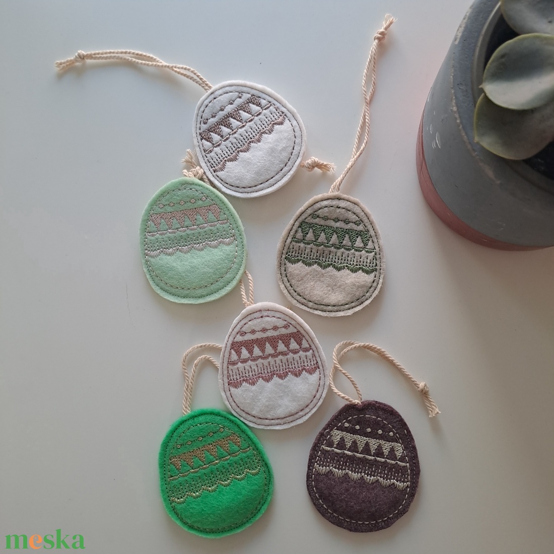 Húsvéti függődísz tojások, hímzett szett - 6 darabos - ünnepi díszek, dekorációk - húsvéti díszek és dekorációk - húsvéti tojás, hímestojás - Meska.hu