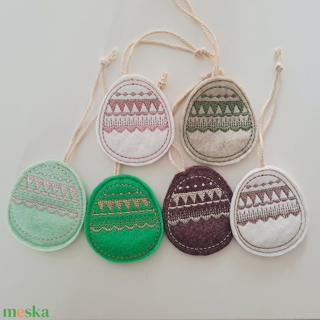 Húsvéti függődísz tojások, hímzett szett - 6 darabos - ünnepi díszek, dekorációk - húsvéti díszek és dekorációk - húsvéti tojás, hímestojás - Meska.hu