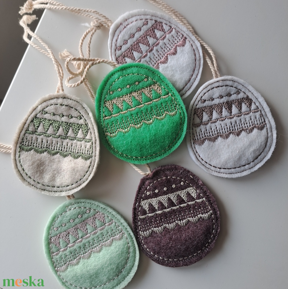 Húsvéti függődísz tojások, hímzett szett - 6 darabos - ünnepi díszek, dekorációk - húsvéti díszek és dekorációk - húsvéti tojás, hímestojás - Meska.hu