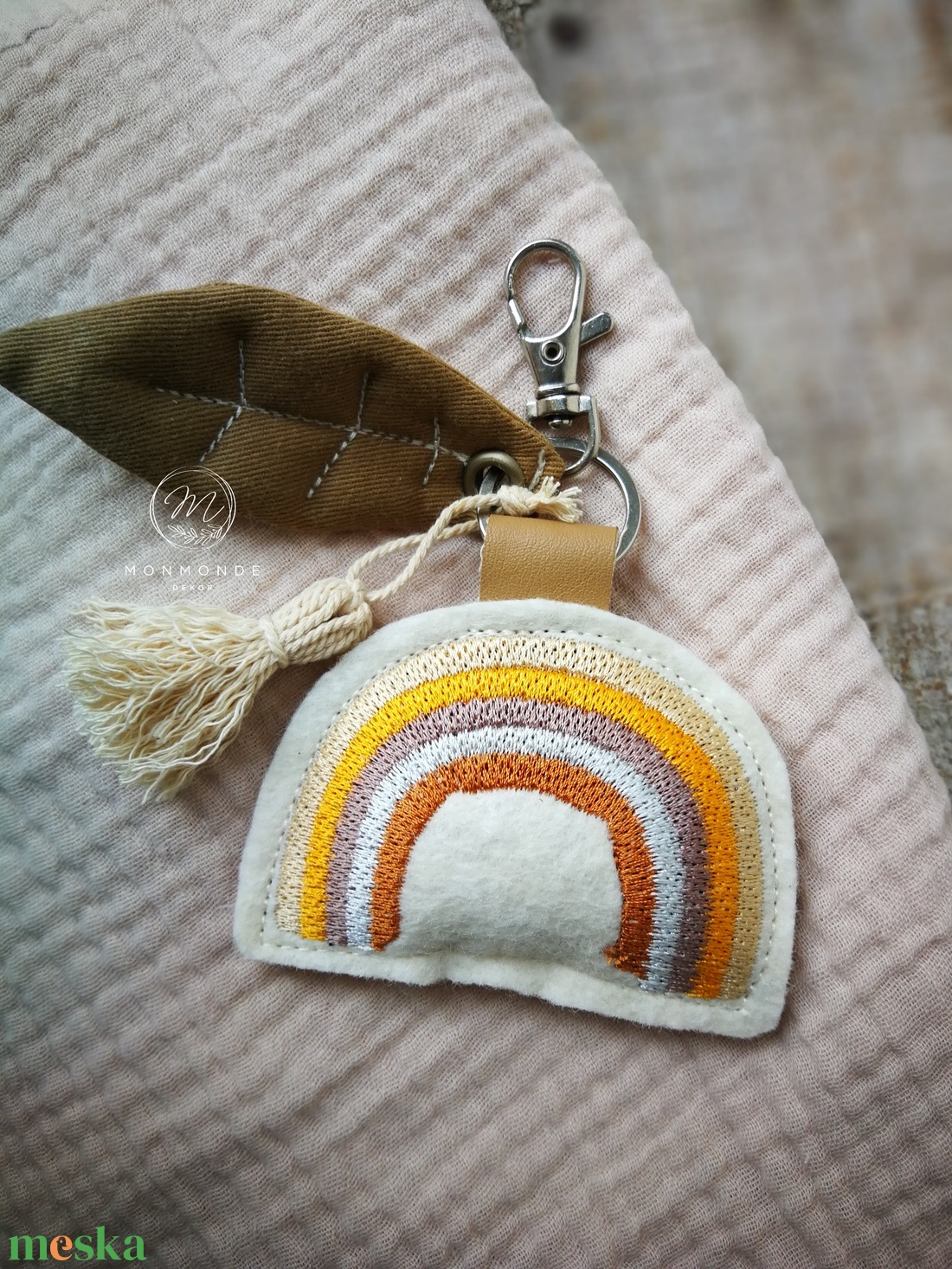 Hímzett szivárvány gyapjúfilc dekorációs kiegészítő, kulcstartó  - táska & tok - kulcstartó & táskadísz - táskadísz - Meska.hu