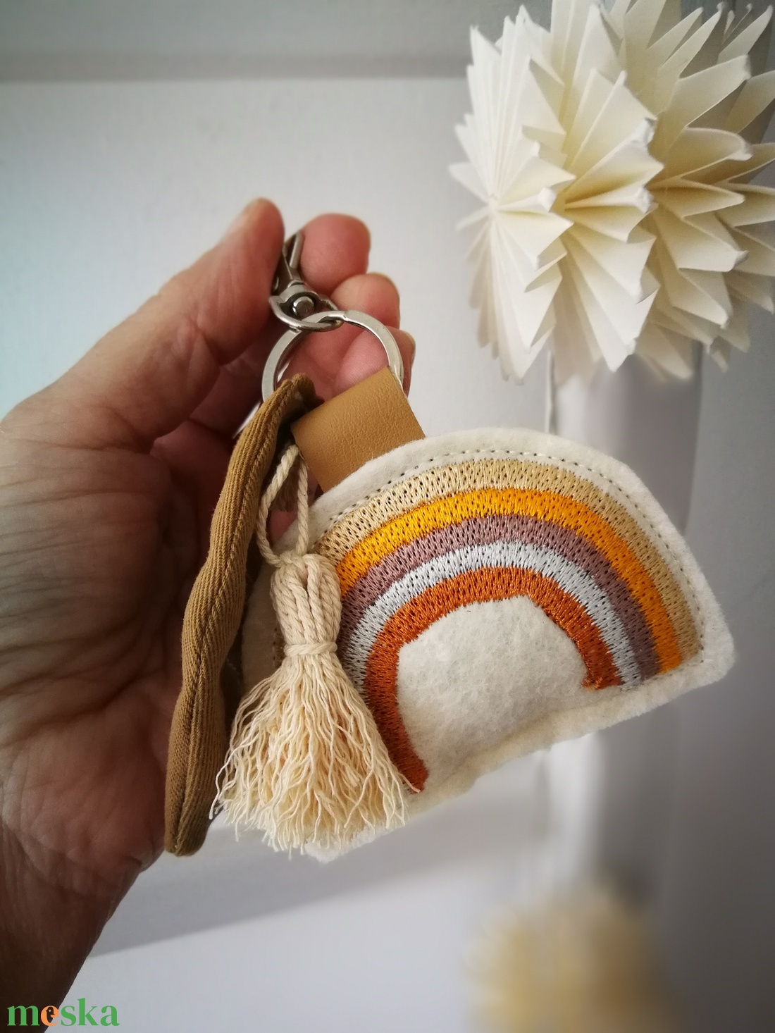 Hímzett szivárvány gyapjúfilc dekorációs kiegészítő, kulcstartó  - táska & tok - kulcstartó & táskadísz - táskadísz - Meska.hu